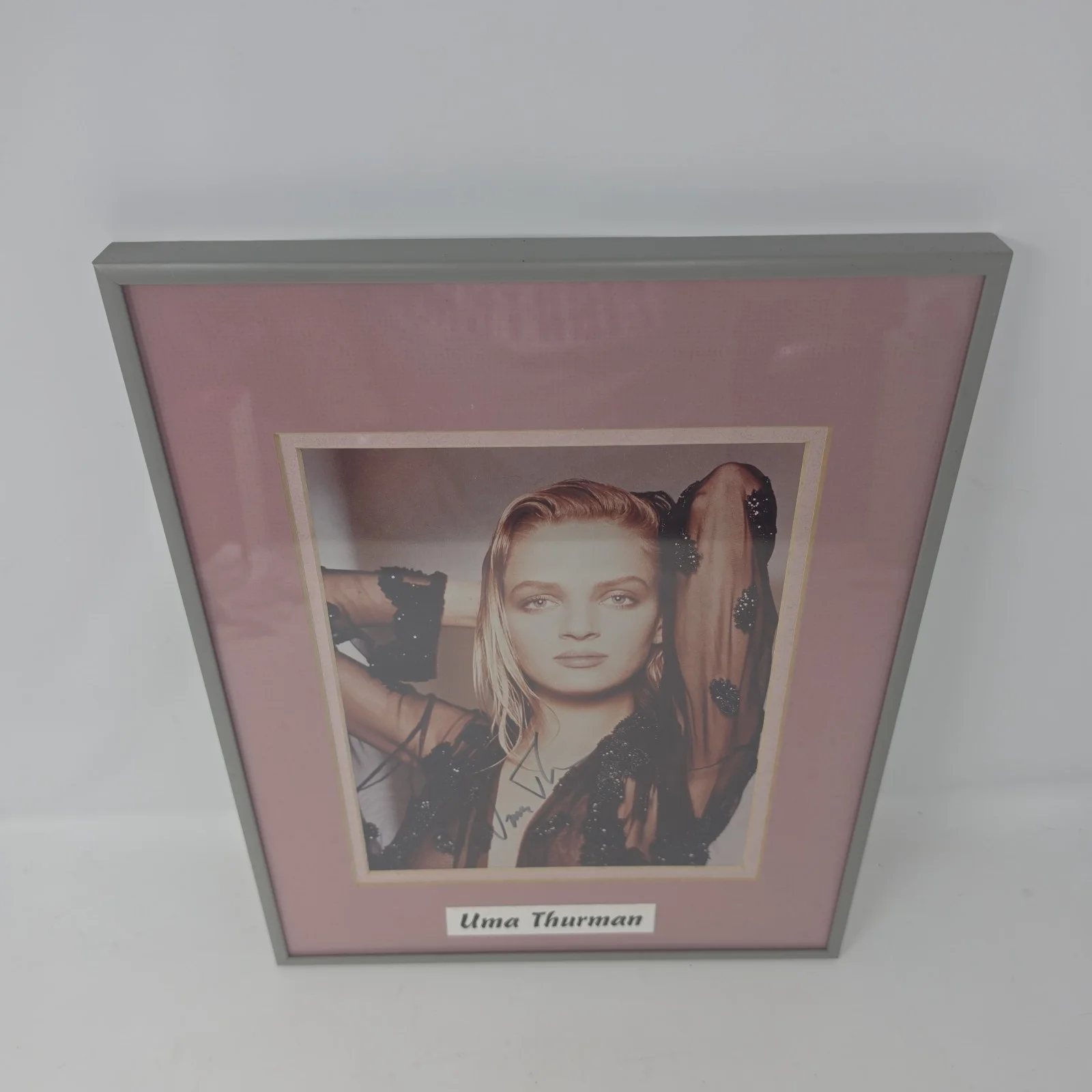 Uma Thurman — Uma Thurman Signed Autographed 1989 Rolling Stone 8x10 CoverPicture Framed RARE, изображение 4