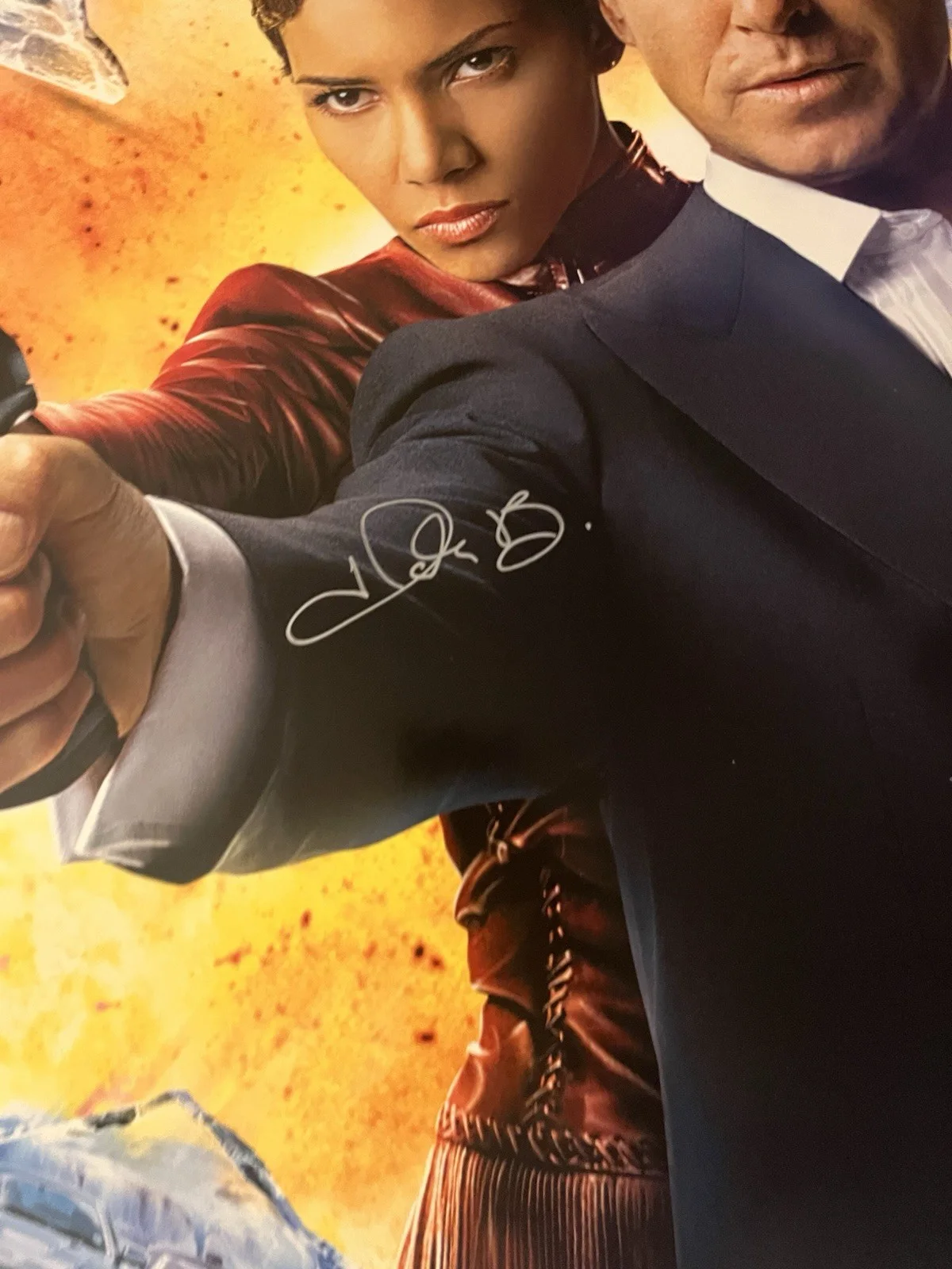 Halle Berry Signed James Bond 007 Die Another Day D/S 27x40, изображение 2
