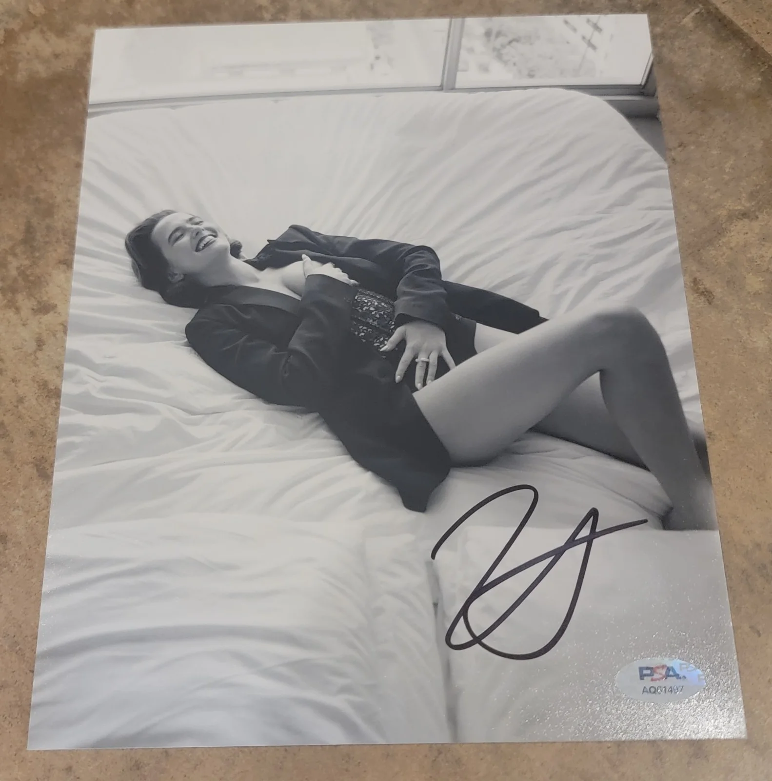 Zoey Deutch — Zoey Deutch signed 8x10 photo PSA DNA autograph photoshoot on bed