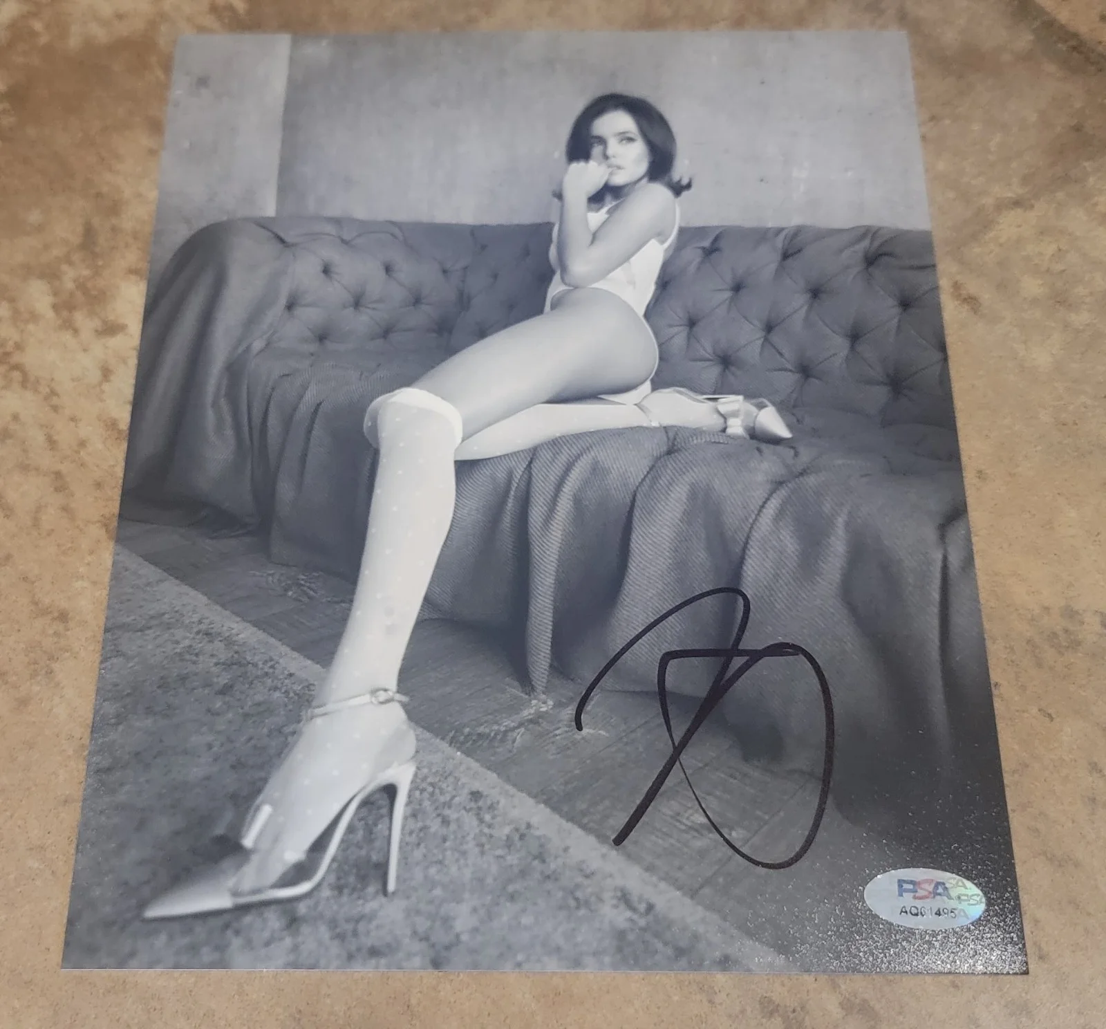 Zoey Deutch — Zoey Deutch signed 8x10 photo PSA DNA autograph photoshoot legs heels