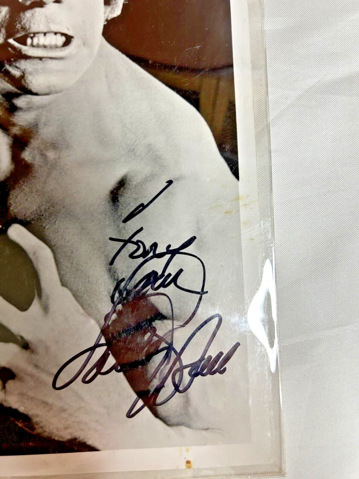 Lou Ferrigno — Lou Ferrigno THE INCREDIBLE HULK 8 x 10 Photo Signed Autographed Inscribed, image 3