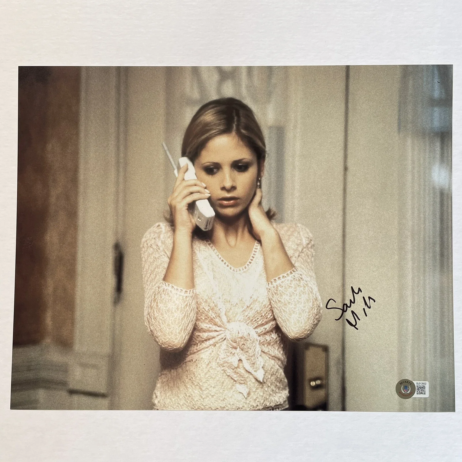 SARAH MICHELLE GELLAR — SARAH MICHELLE GELLAR SIGNED 11X14 PHOTO BUFFY SCREAM BECKETT COA