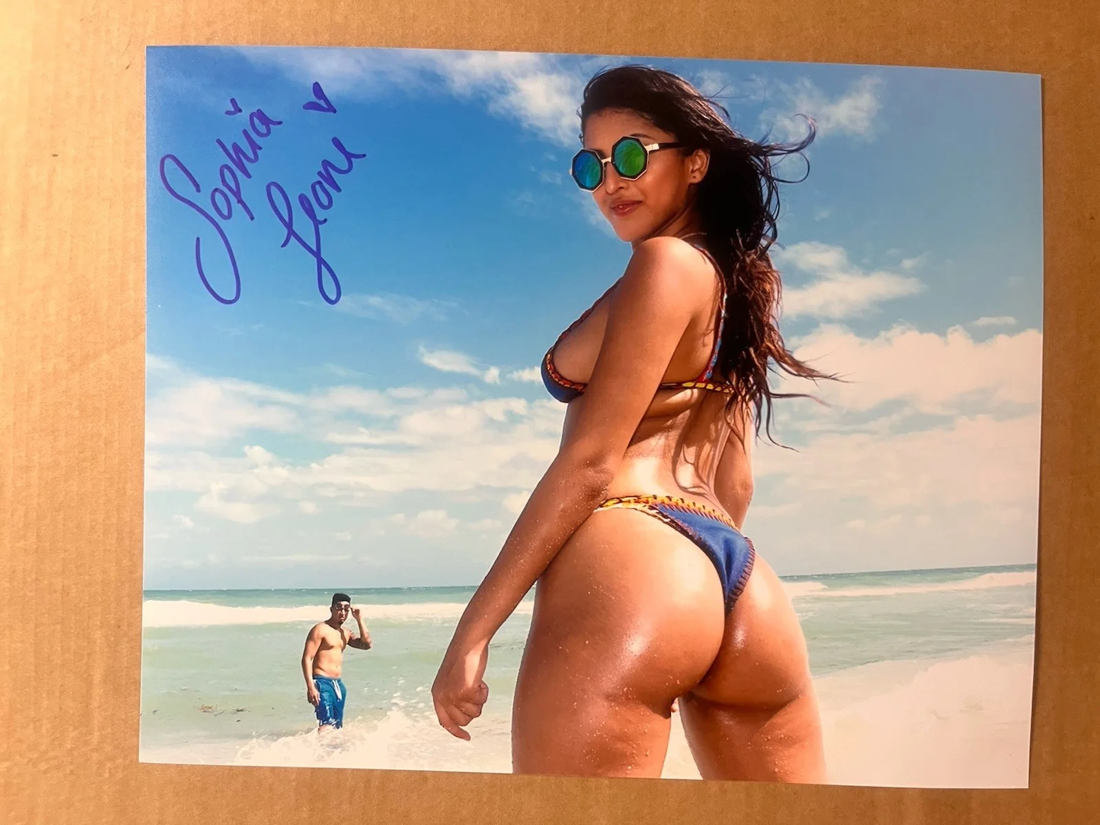 Sophia Leone — Sophia Leone Deceased Adult Star SIGNED 8X10 Picture PHENOMENAL BACKSIDE VIEW