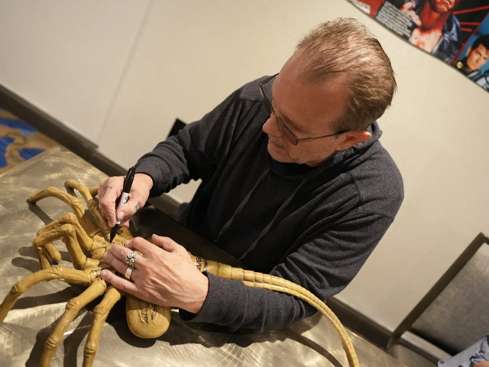 LIFESIZE ALIENS MOVEABLE FACEHUGGER SIGNED BY 7 CAST MEMBERS, image 3