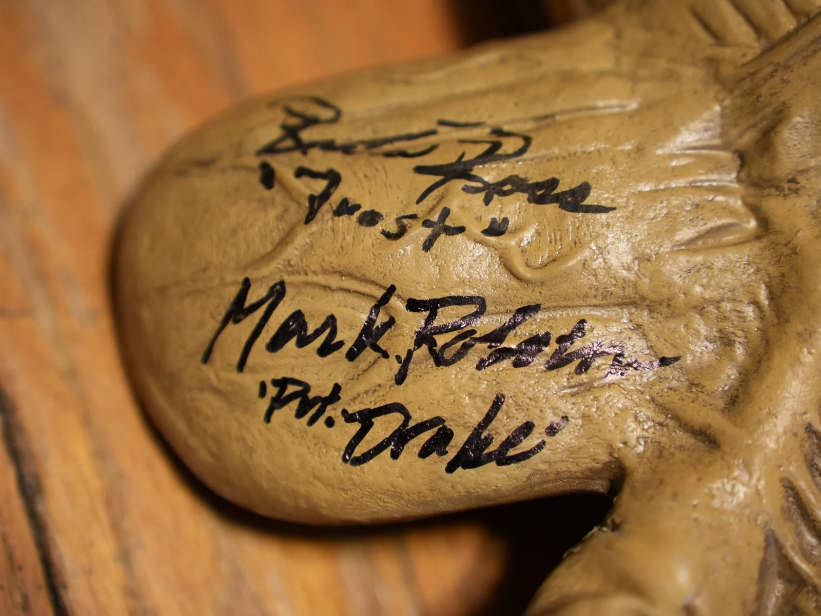 LIFESIZE ALIENS MOVEABLE FACEHUGGER SIGNED BY 7 CAST MEMBERS, image 4