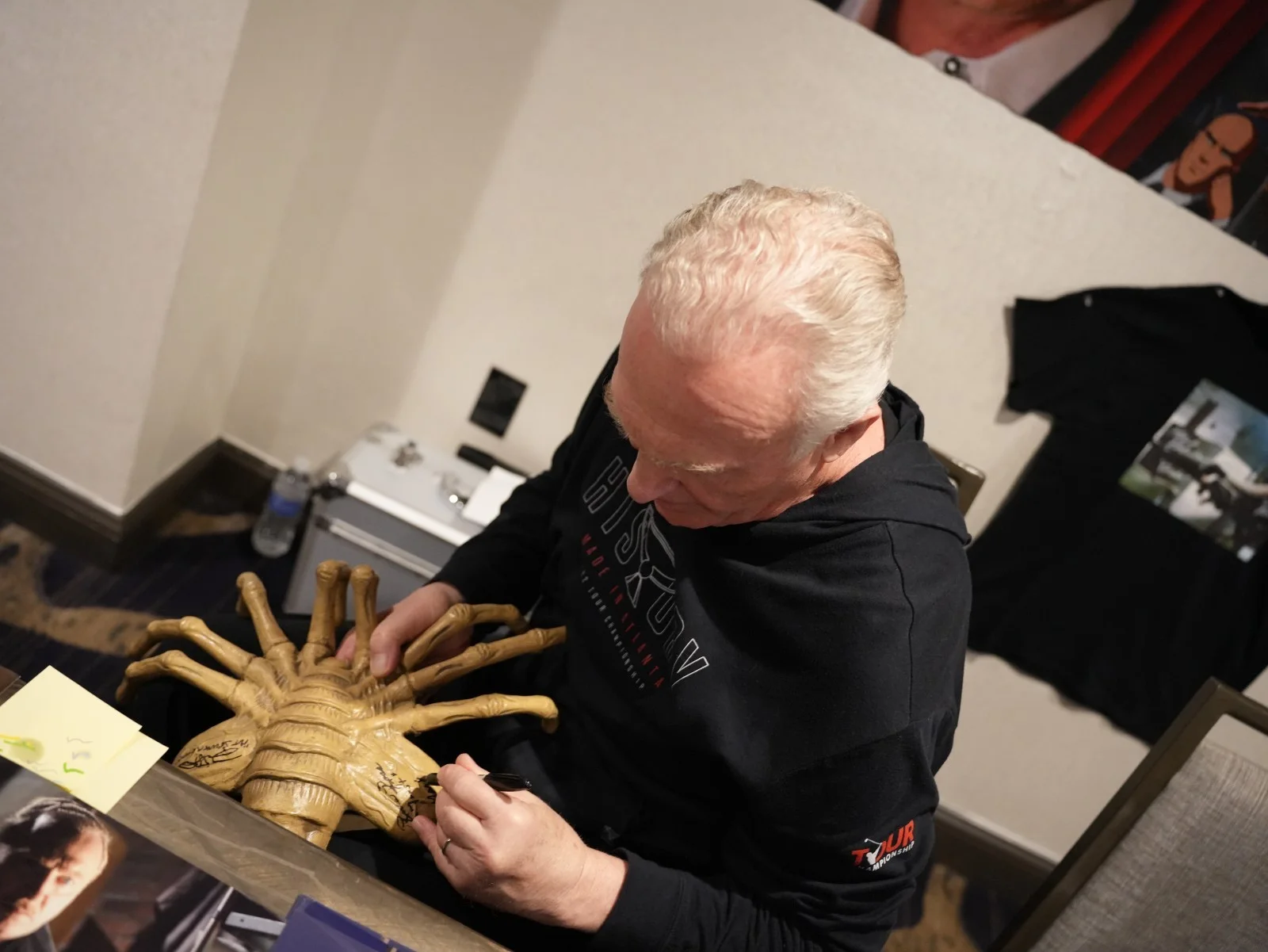 LIFESIZE ALIENS MOVEABLE FACEHUGGER SIGNED BY 7 CAST MEMBERS, image 5