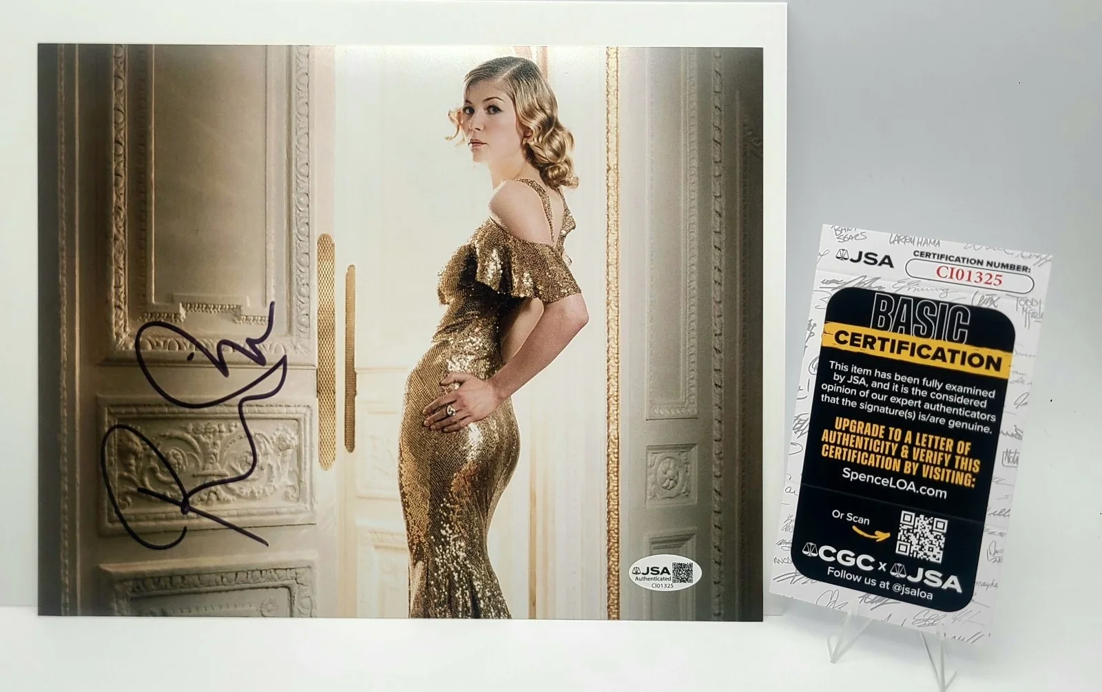 ROSAMUND PIKE — Rosamund Pike Signed 8x10 Photo JSA COA Authentic Autograph Actress