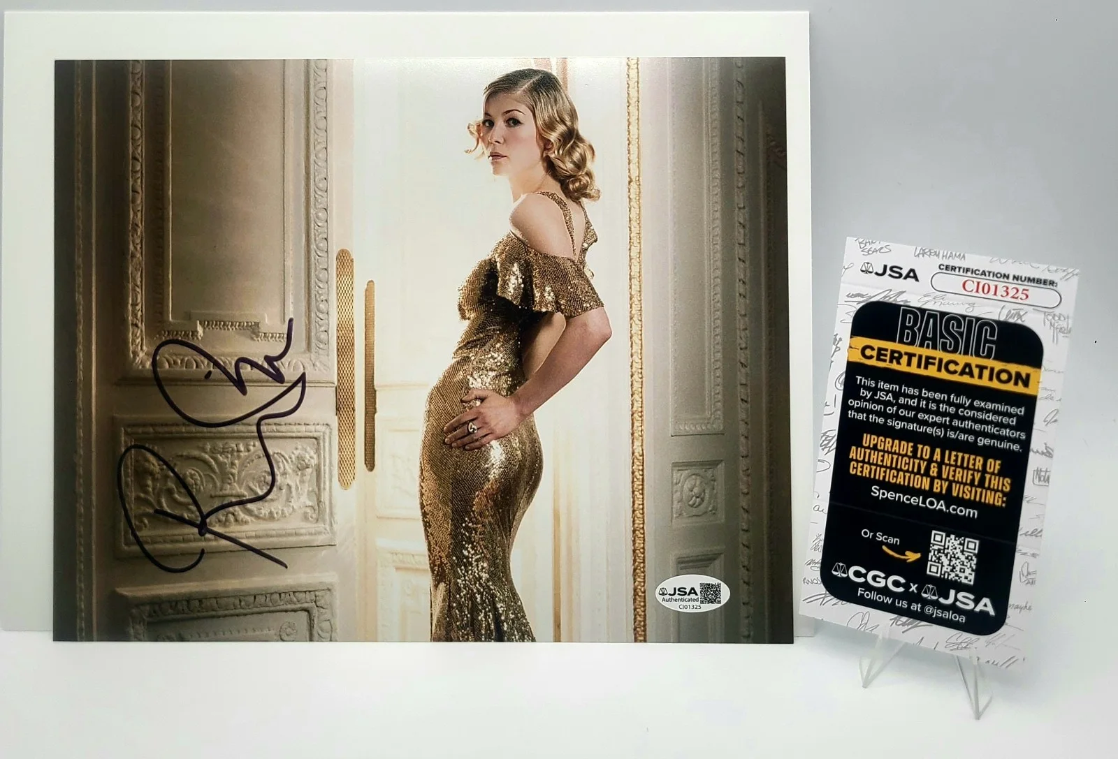 ROSAMUND PIKE — Rosamund Pike Signed 8x10 Photo JSA COA Authentic Autograph Actress, изображение 2