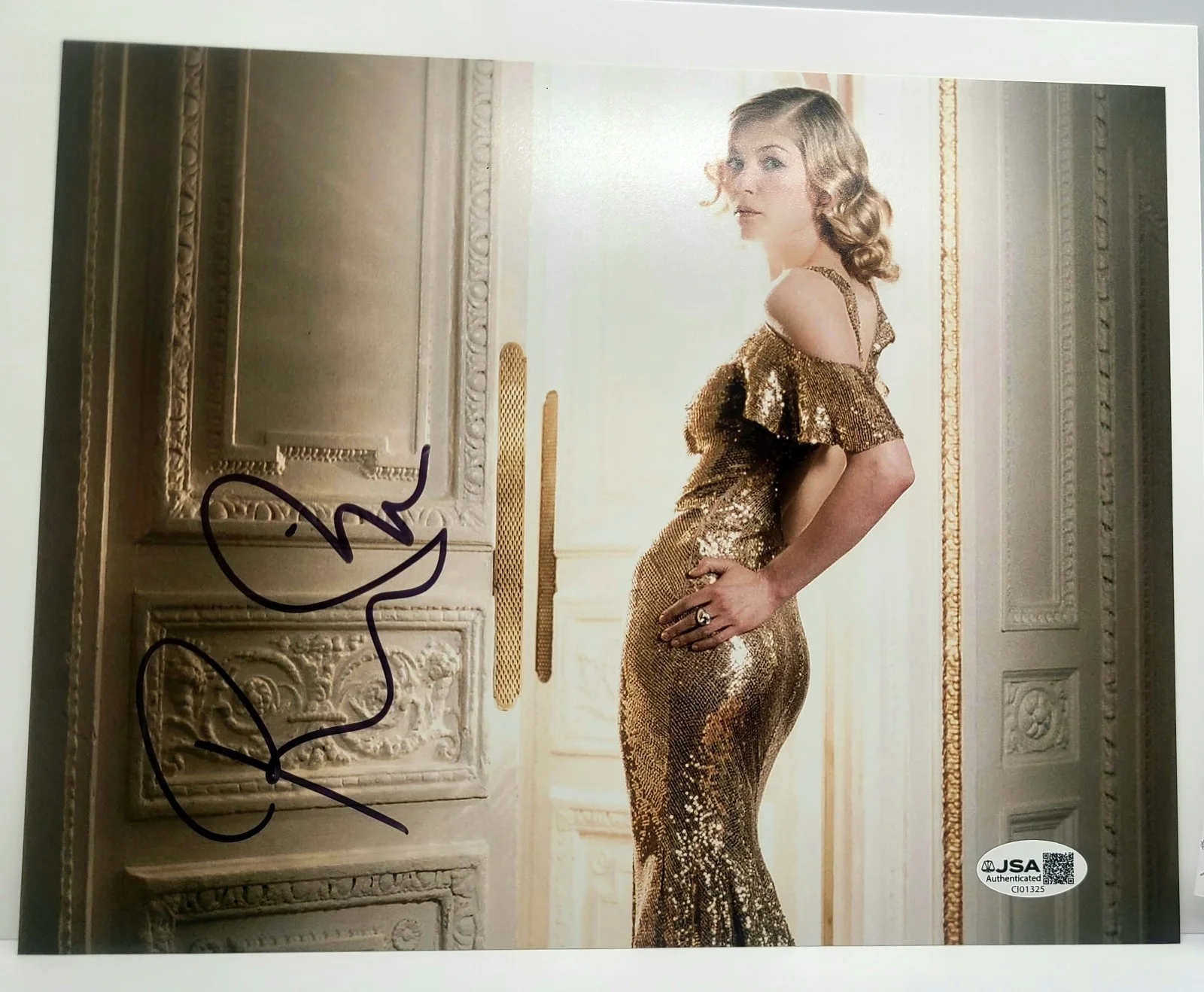 ROSAMUND PIKE — Rosamund Pike Signed 8x10 Photo JSA COA Authentic Autograph Actress, изображение 3