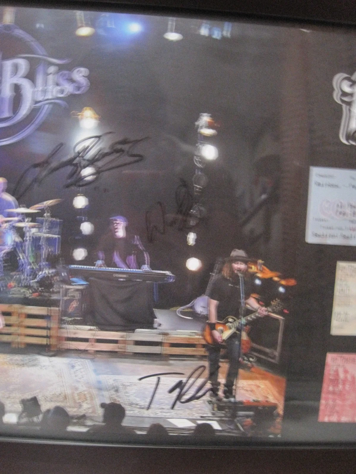 Royal Bliss Full Band SIGNED FRAMED Poster, 3 Ticket Stubs, Guitar Pick, Sticker, изображение 4