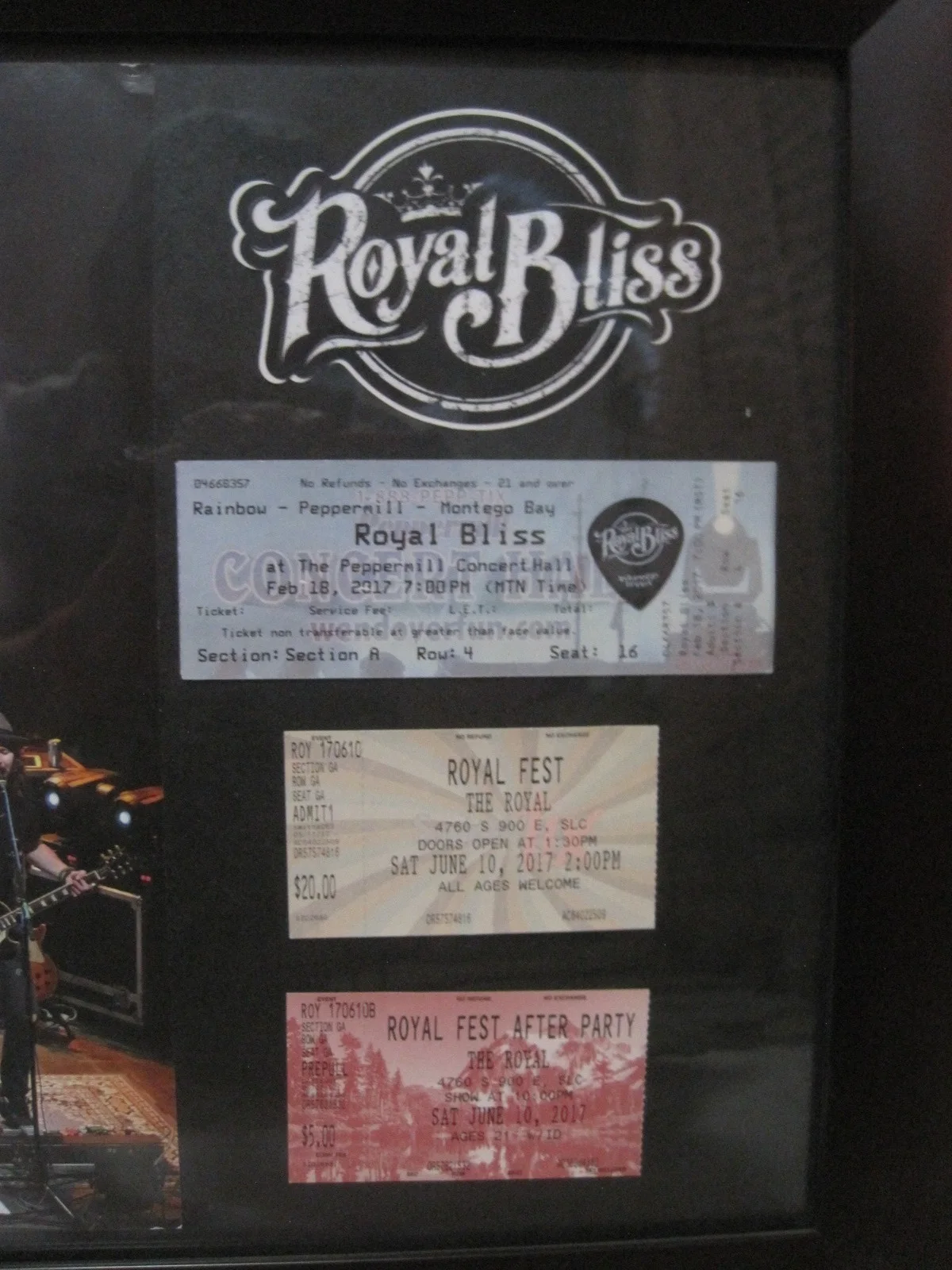 Royal Bliss Full Band SIGNED FRAMED Poster, 3 Ticket Stubs, Guitar Pick, Sticker, изображение 5