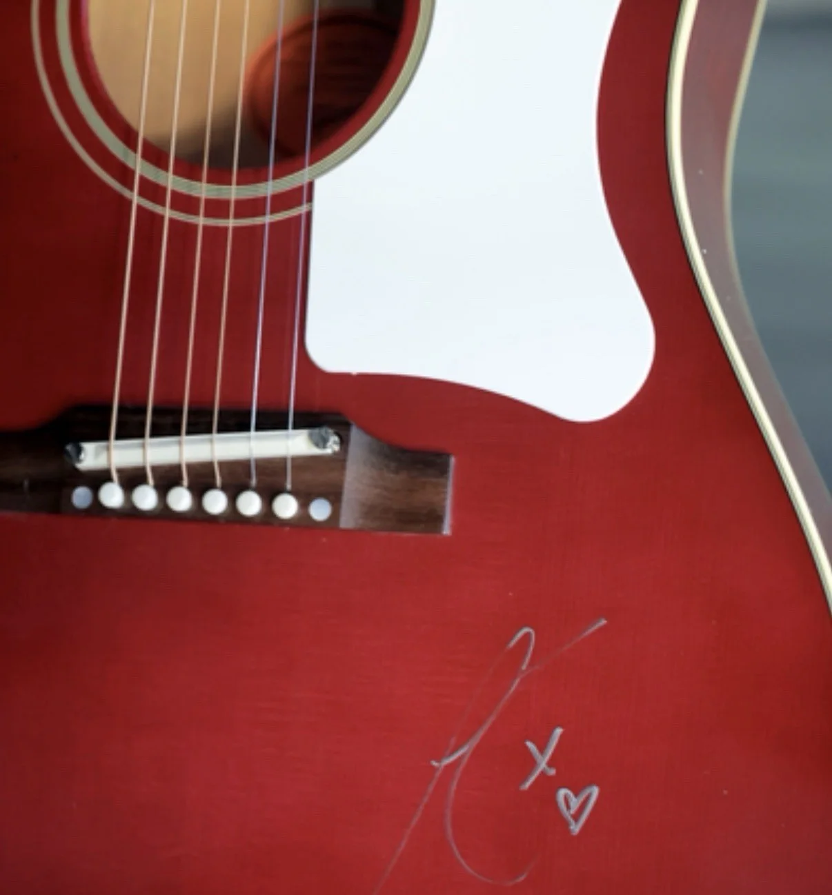 Sabrina Carpenter Signed Gibson J45 From Performance At The Grammy Museum w COA, изображение 2