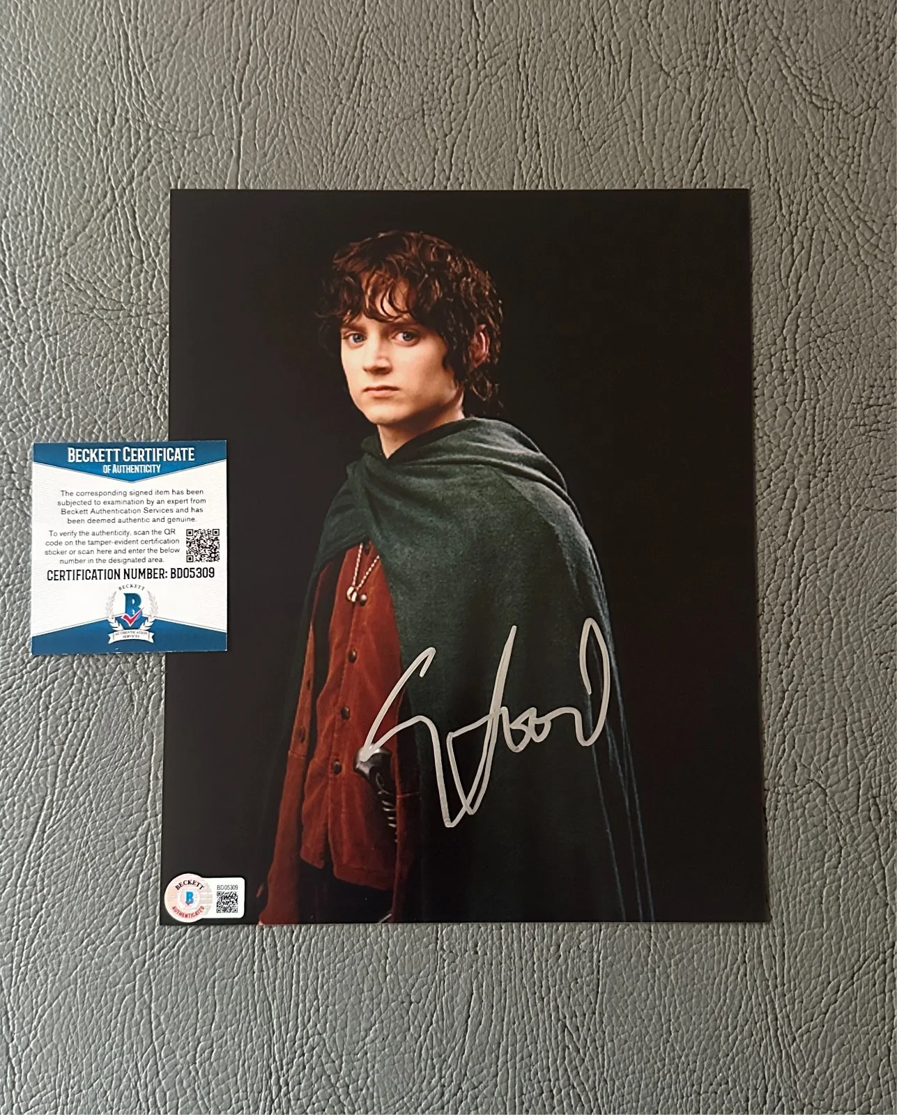 Elijah Wood — Elijah Wood Signed Frodo Lord of the Rings Rare Original Photo Beckett BAS COA