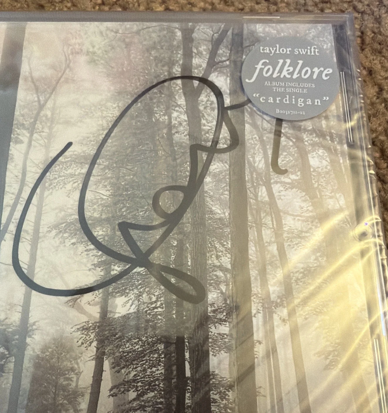 Taylor Swift Signed folklore CD Autographed Sealed Unique Long Signature w/HEART, изображение 2