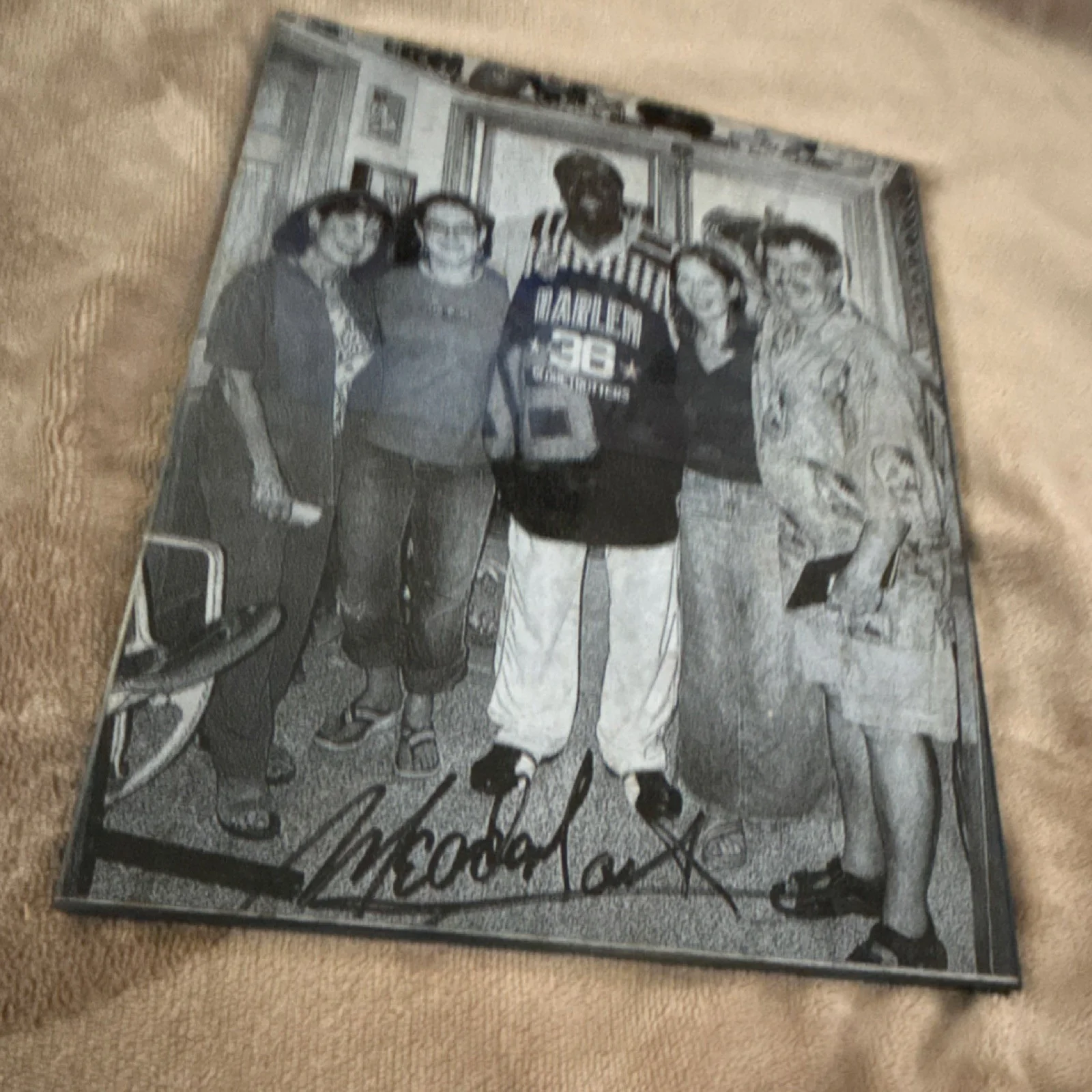Harlem Globetrotters Autographed Original Black & White Jersey Group on metal, изображение 2
