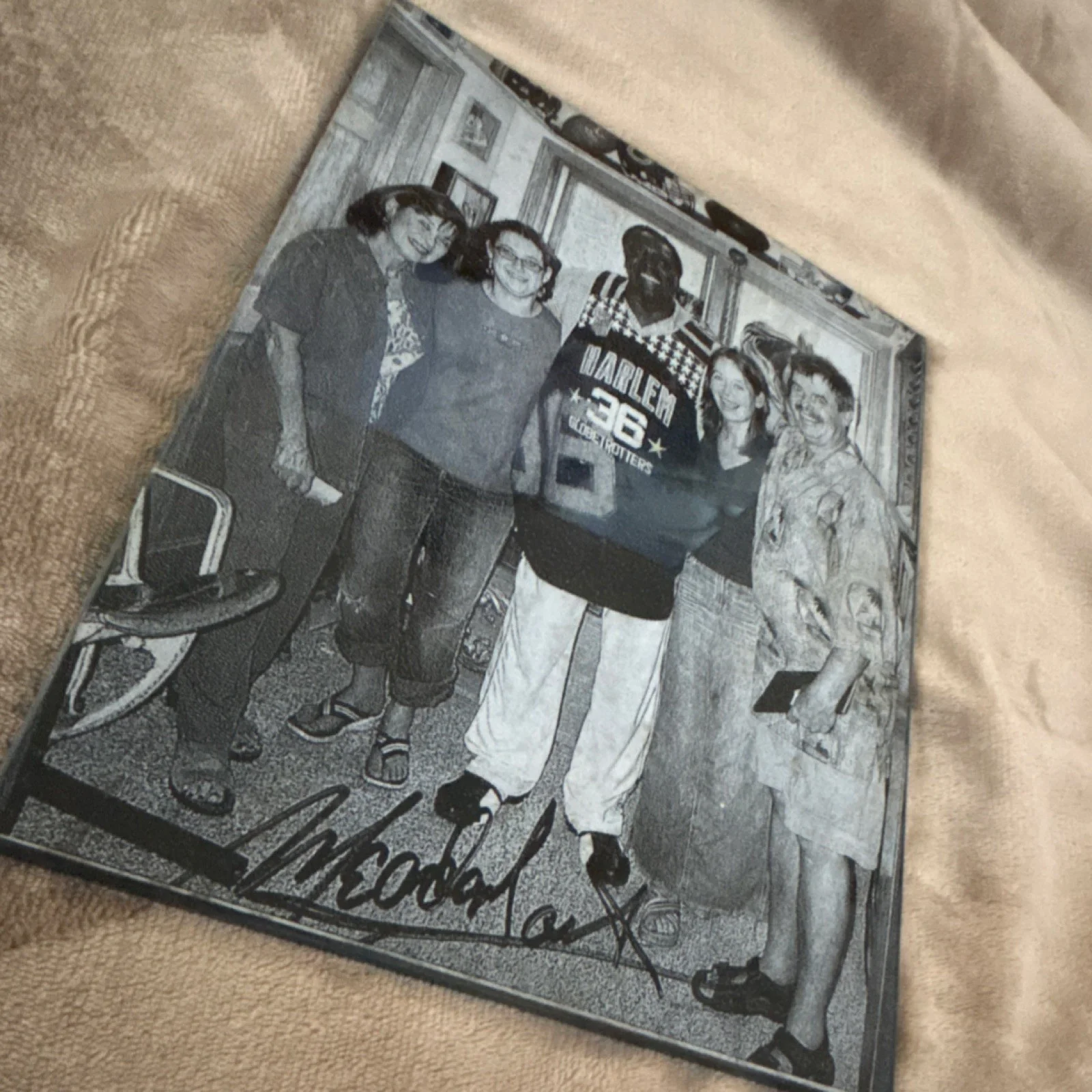 Harlem Globetrotters Autographed Original Black & White Jersey Group on metal, изображение 3