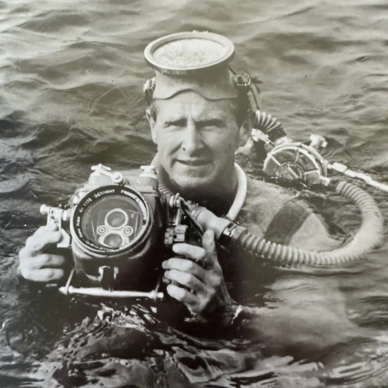 Lloyd Bridges — Lloyd Bridges Signed Photo “Sea Hunt” w/ COA UACC Auth Framed Display VTG, image 2