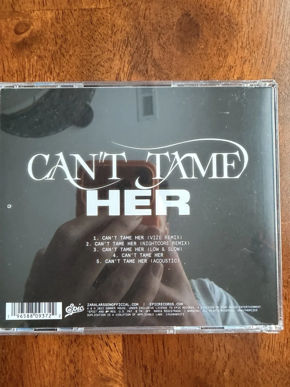 Zara Larsson Hand SIGNED AUTOGRAPHED Can’t Tame Her Booklet Single, изображение 3