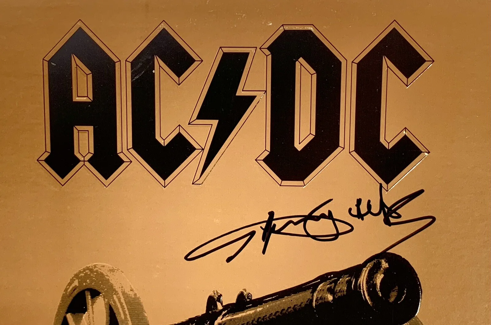 Angus Young signed AC/DC Album vinyl for those about to rock beckett loa, изображение 2