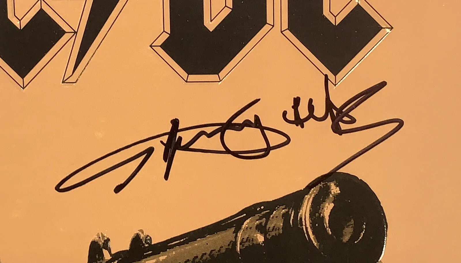 Angus Young signed AC/DC Album vinyl for those about to rock beckett loa, изображение 3