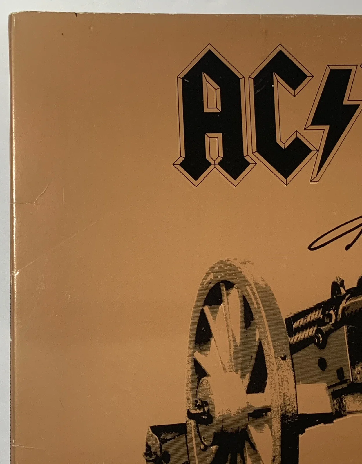 Angus Young signed AC/DC Album vinyl for those about to rock beckett loa, изображение 5