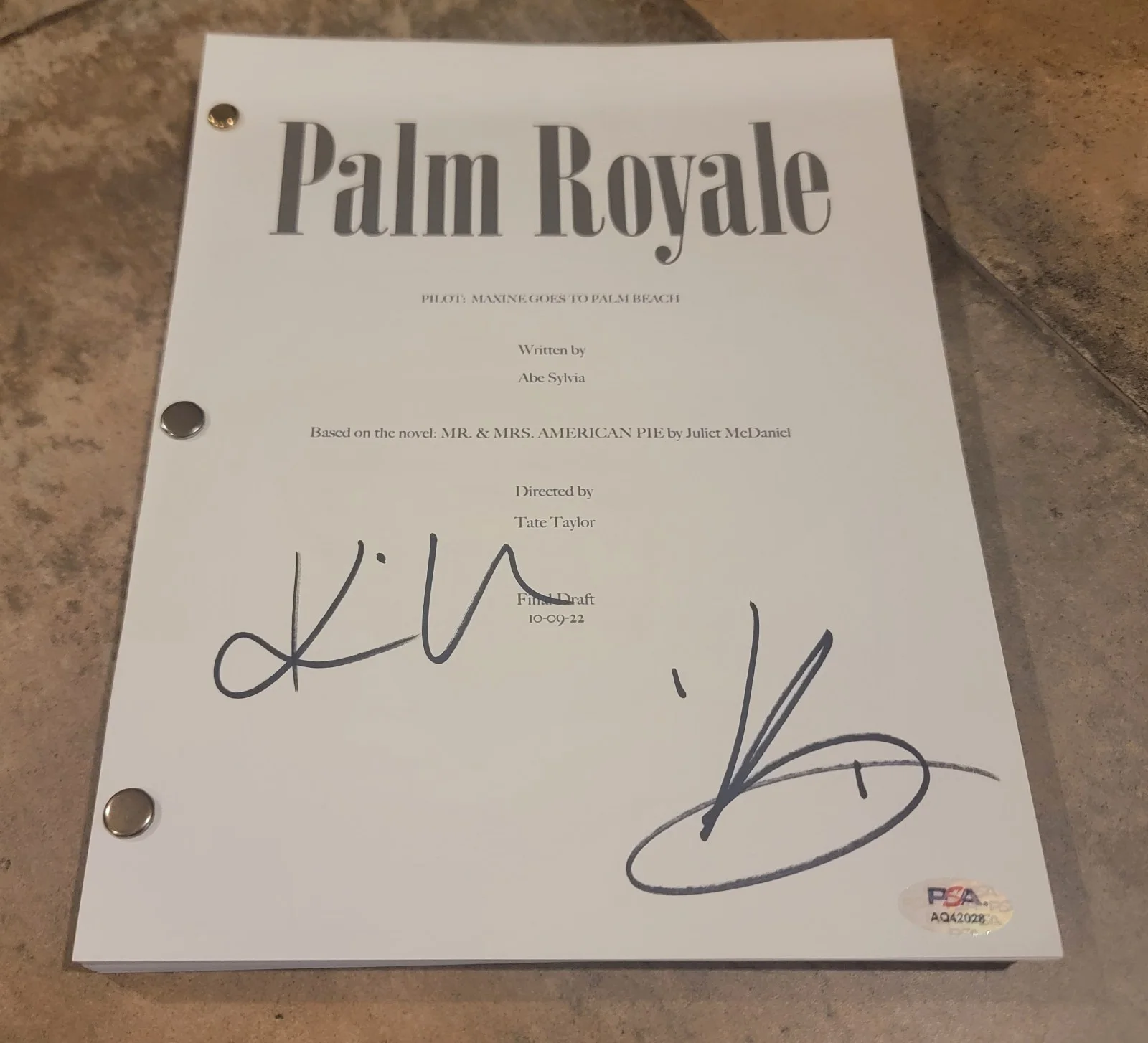 Kristen Wiig, Kaia Gerber — Kristen Wiig Kaia Gerber signed Palm Royale Pilot script full 76 pages PSA DNA