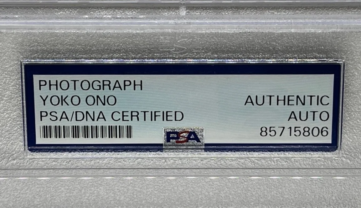 VINTAGE YOKO ONO SIGNED AUTOGRAPHED 5X7 PHOTO BEATLES JOHN LENNON PSA SLAB COA, изображение 3