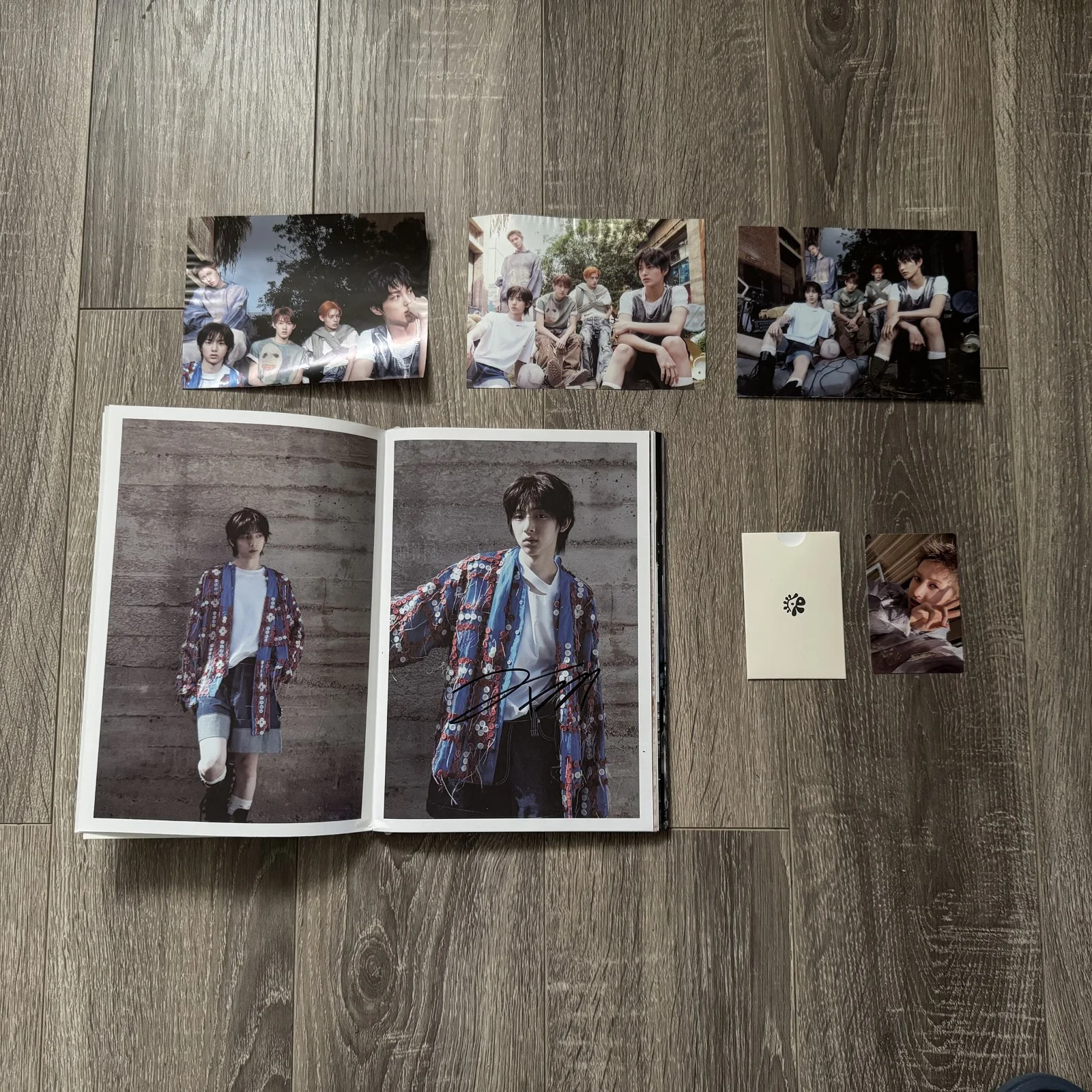 CORTIS All Member COLOR OUTSIDE THE LINES Autographed CD+photobook+photocard, изображение 2