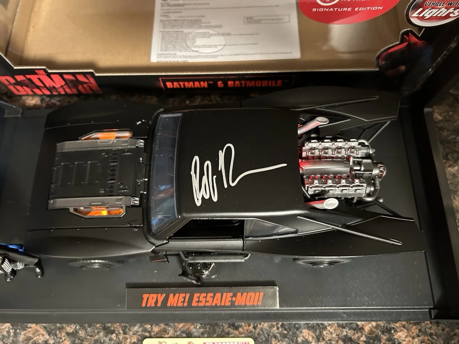 Robert Pattinson — Robert Pattinson Autographed Jada 2022 The Batman 1:18 Scale Die-Cast Batmobile, изображение 3
