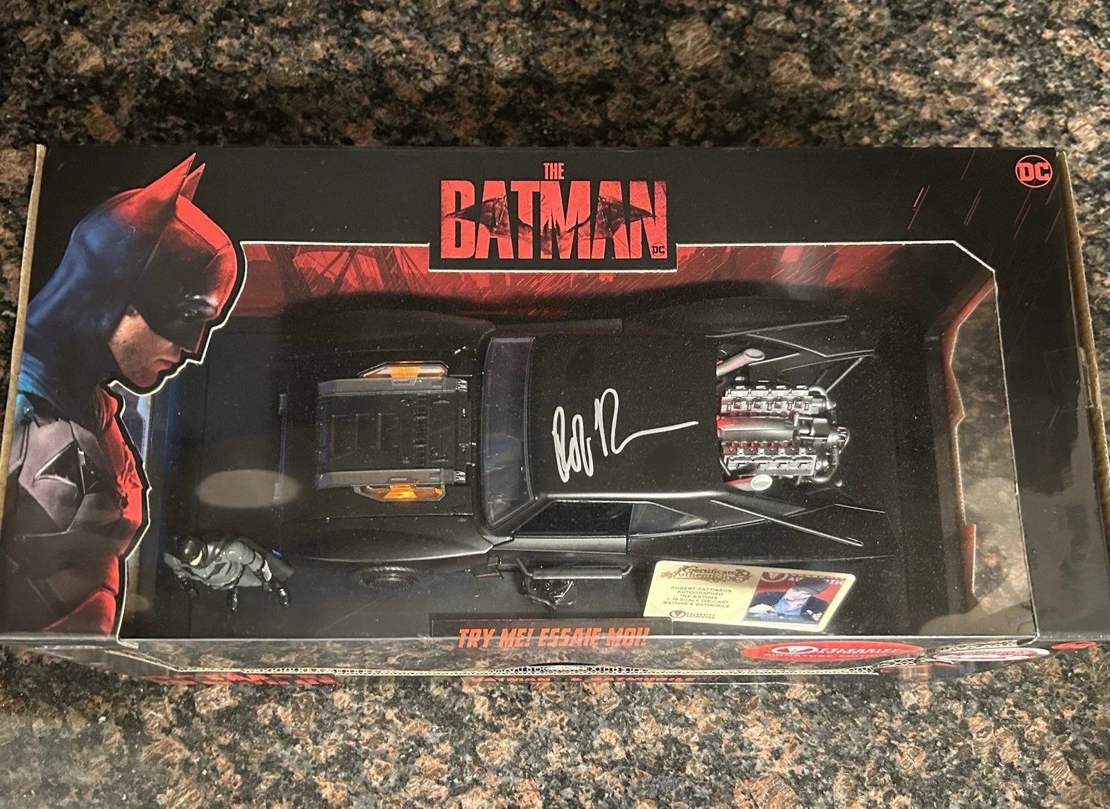 Robert Pattinson — Robert Pattinson Autographed Jada 2022 The Batman 1:18 Scale Die-Cast Batmobile, изображение 4