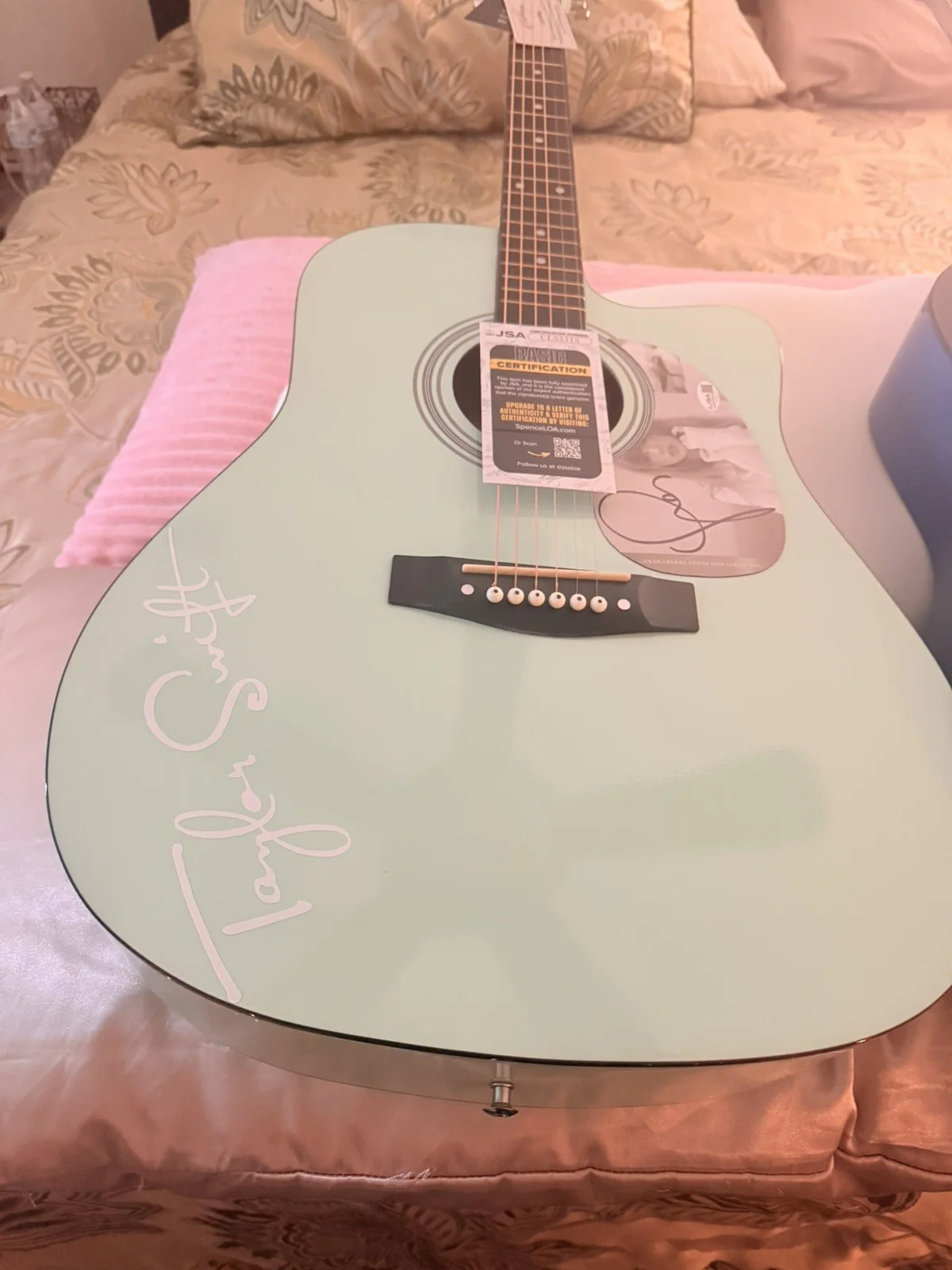 Taylor Swift Signed Pink Acoustic Guitar AUTO JSA COA w/ gig bag, изображение 2