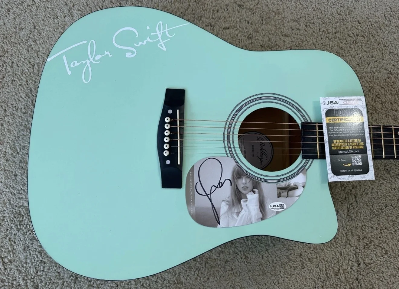 Taylor Swift Signed Pink Acoustic Guitar AUTO JSA COA w/ gig bag, изображение 4