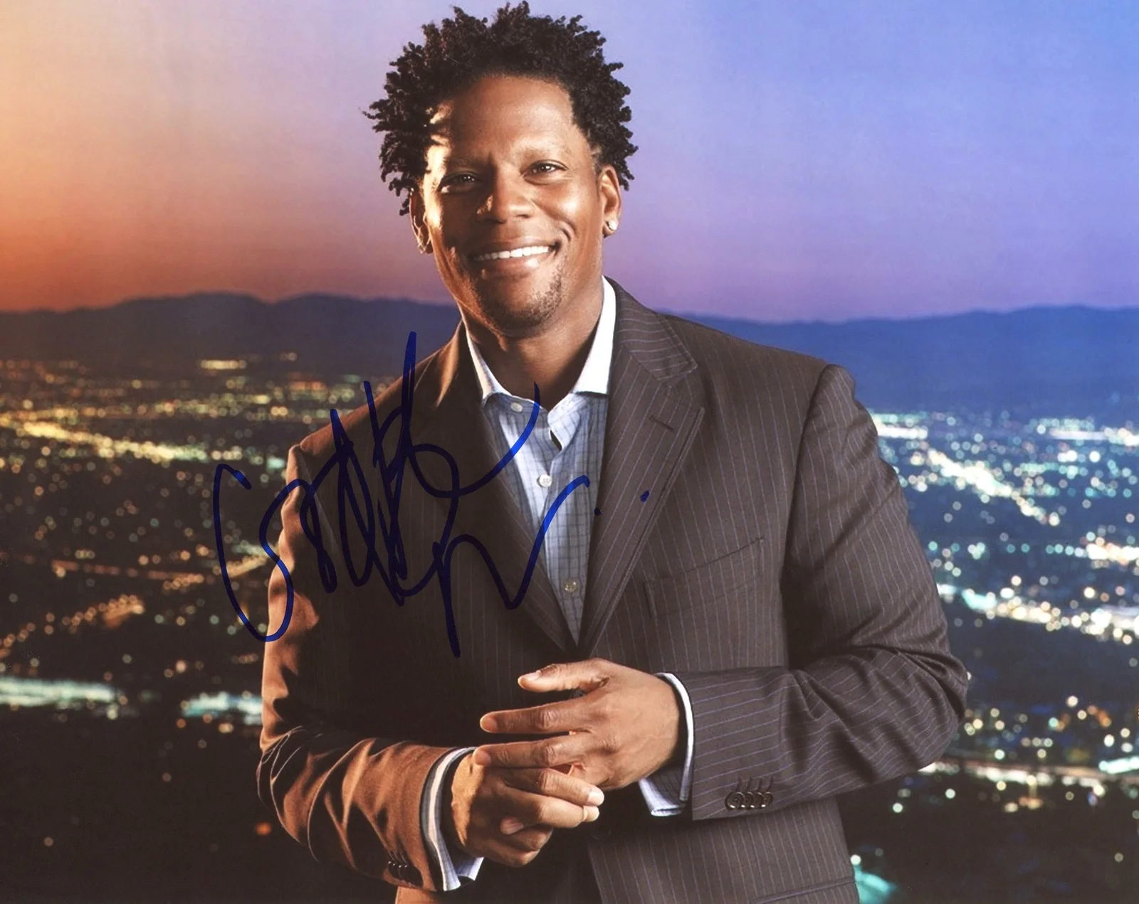 D.L. Hughley — D.L. Hughley "Studio 60 on the Sunset Strip" AUTOGRAPH Signed 8x10 Photo ACOA
