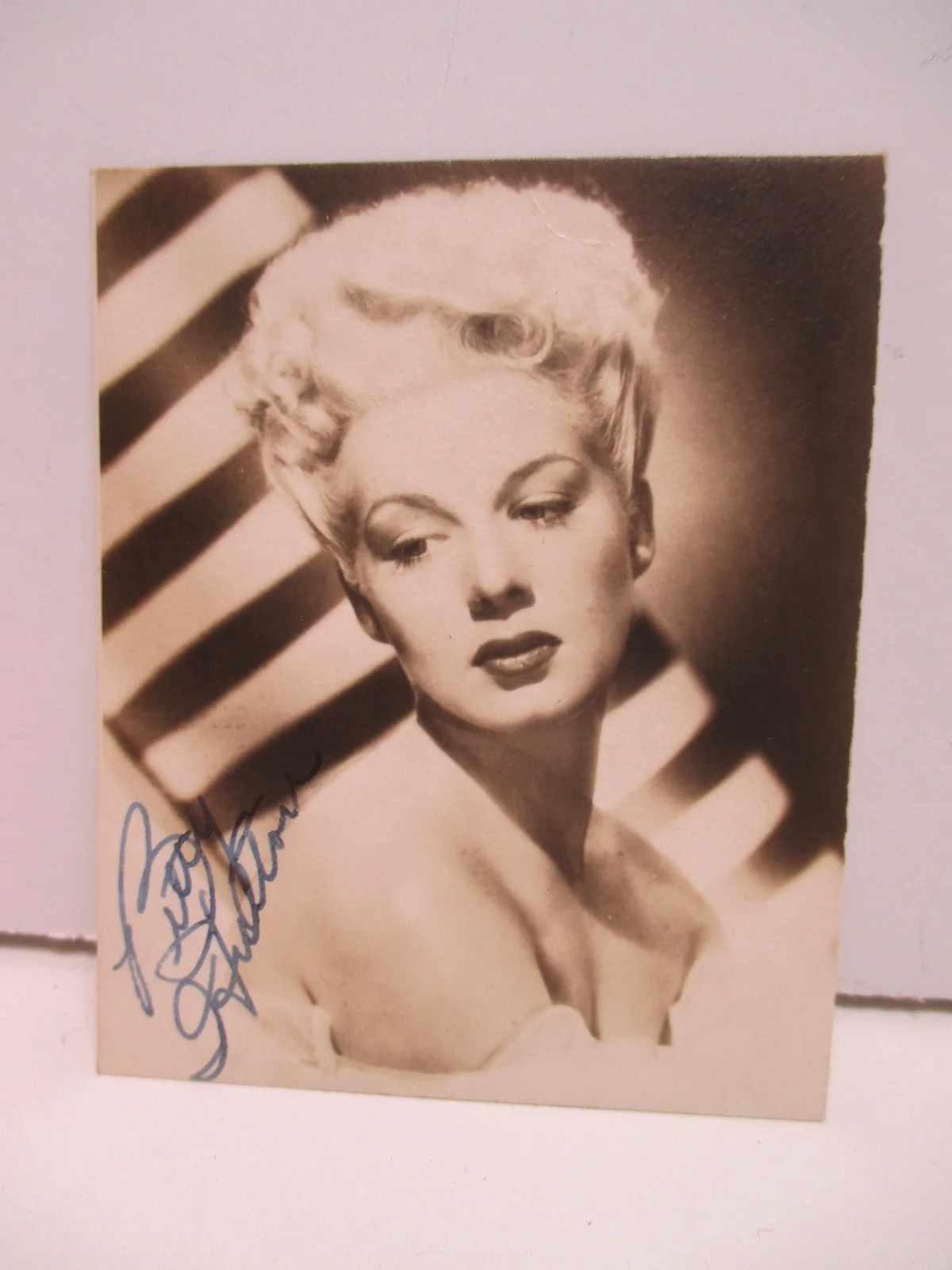 Betty Hutton — Vtg Betty Hutton 1940's Signed Photo 2 7/8" x 2 3/8" w/ Original Envelope, image 2