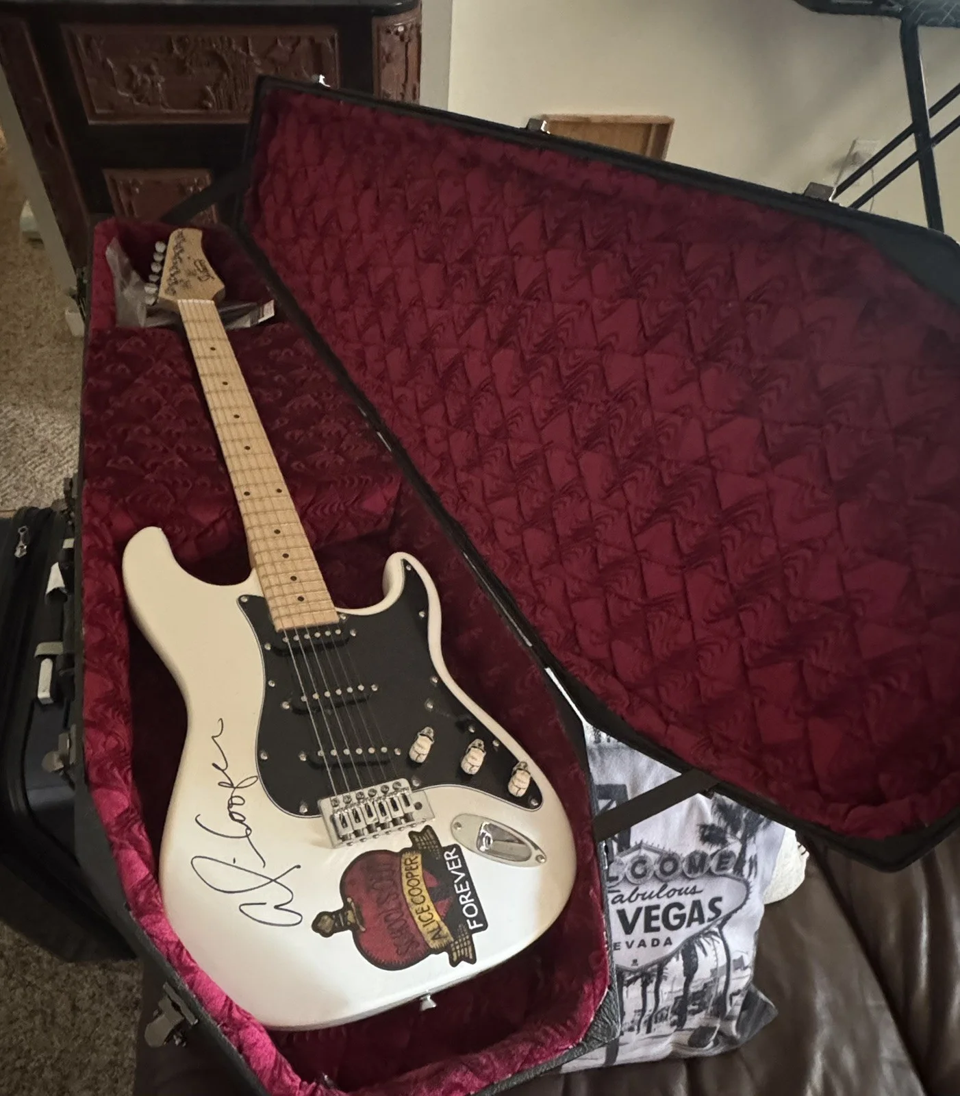 ALICE COOPER SIGNED WHITE ELECTRIC GUITAR PSA COA COMES IN A COFFIN GUITAR CASE, изображение 2