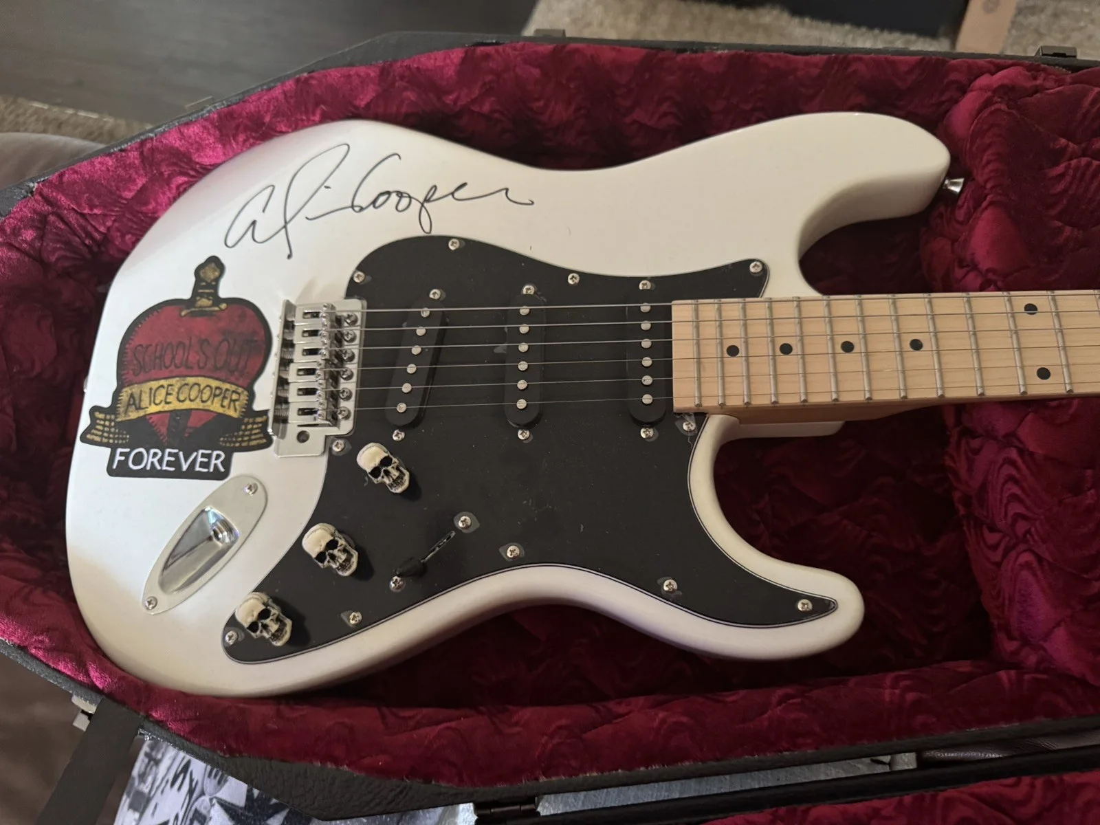 ALICE COOPER SIGNED WHITE ELECTRIC GUITAR PSA COA COMES IN A COFFIN GUITAR CASE, изображение 3