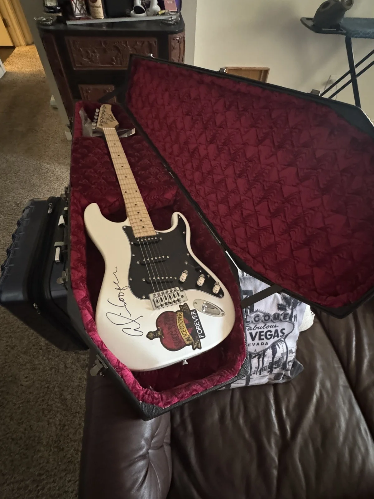 ALICE COOPER SIGNED WHITE ELECTRIC GUITAR PSA COA COMES IN A COFFIN GUITAR CASE, изображение 4