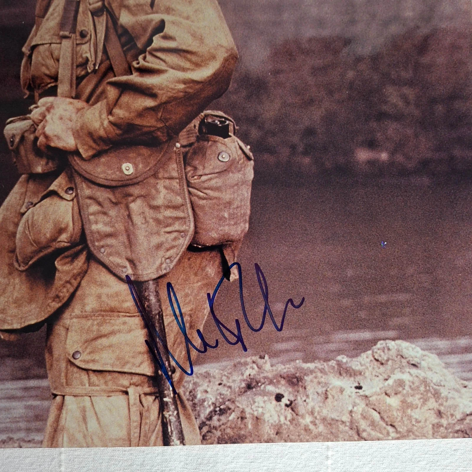 Matt Damon — MATT DAMON Autograph Signed 11X14 SAVING PRIVATE RYAN Color Photo w/ COA 1998, изображение 2