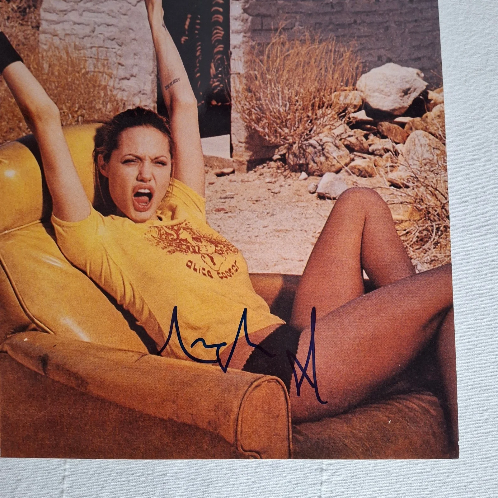 Angelina Jolie — ANGELINA JOLIE Autograph Signed 11X14 ROLLING STONE Photo By Seliger w/ COA 1999, изображение 2