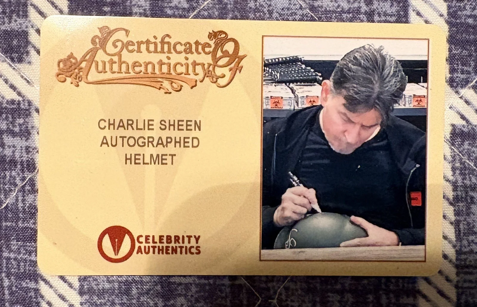 Willem Dafoe, Charlie Sheen — Willem Dafoe, Charlie Sheen Autographed Platoon Authentic Metal Military Helmet, изображение 4