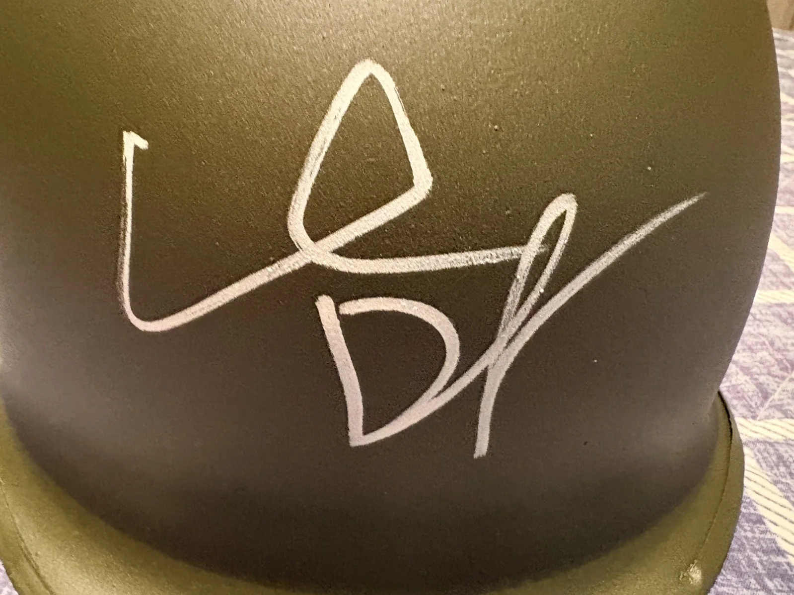Willem Dafoe, Charlie Sheen — Willem Dafoe, Charlie Sheen Autographed Platoon Authentic Metal Military Helmet, изображение 5