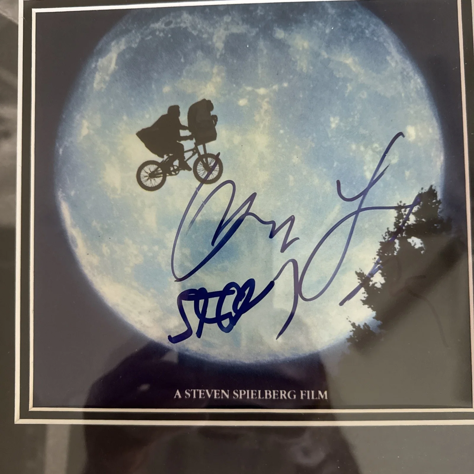 Steven Spielberg Henry Thomas — E.T. STEVEN SPIELBERG HENRY THOMAS AUTOGRAPH 27x23 Custom FRAMED SIGNED LOA CERT, изображение 2