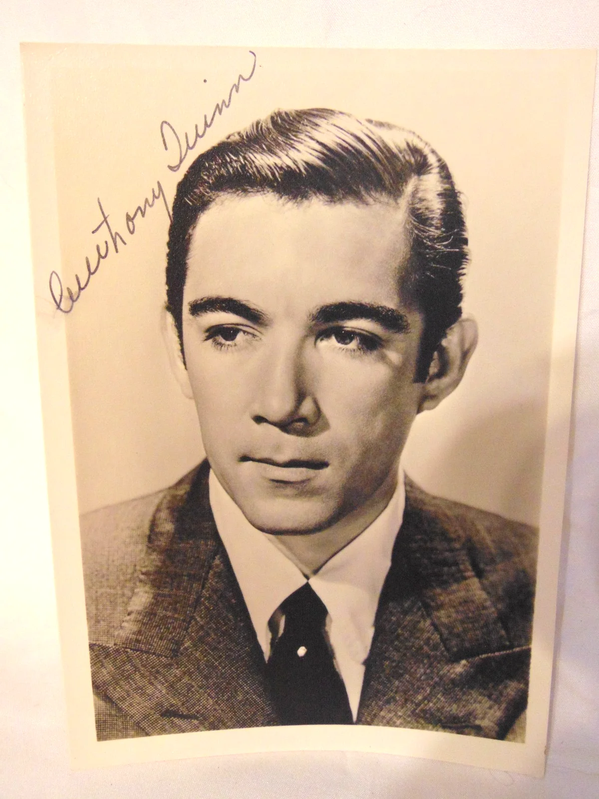 Anthony Quinn — Very Early, Young, Anthony Quinn Autographed 8x10 Studio Photo, изображение 4