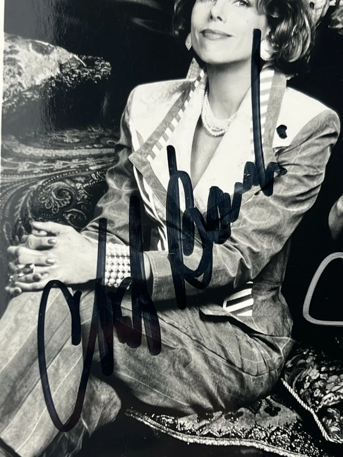 Cybill Shepard — Cybill Cast Signed Autographed 8x10 Photo - Alicia Witt, Shepard -EXTREMELY RARE, изображение 2