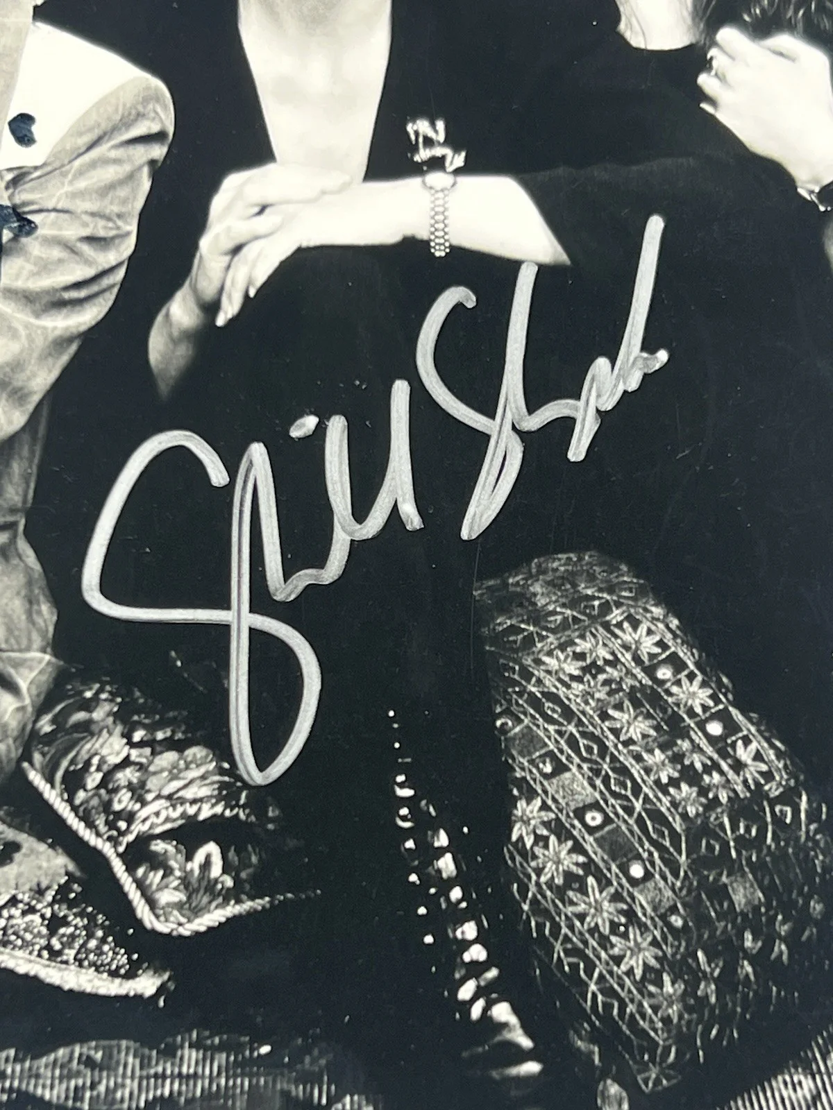 Cybill Shepard — Cybill Cast Signed Autographed 8x10 Photo - Alicia Witt, Shepard -EXTREMELY RARE, изображение 3