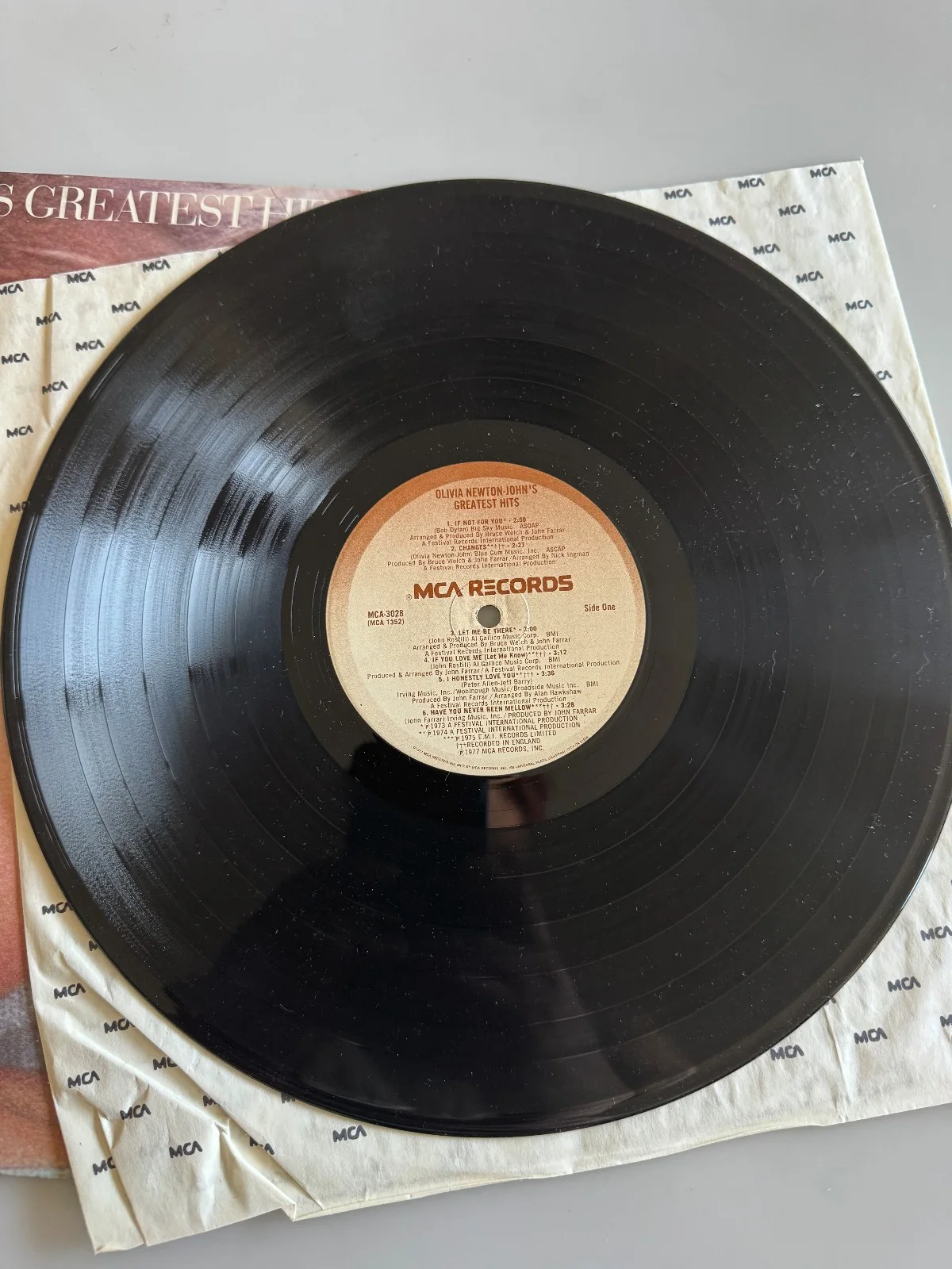 Olivia Newton John Signed Vinyl LP Greatest Hits, image 2