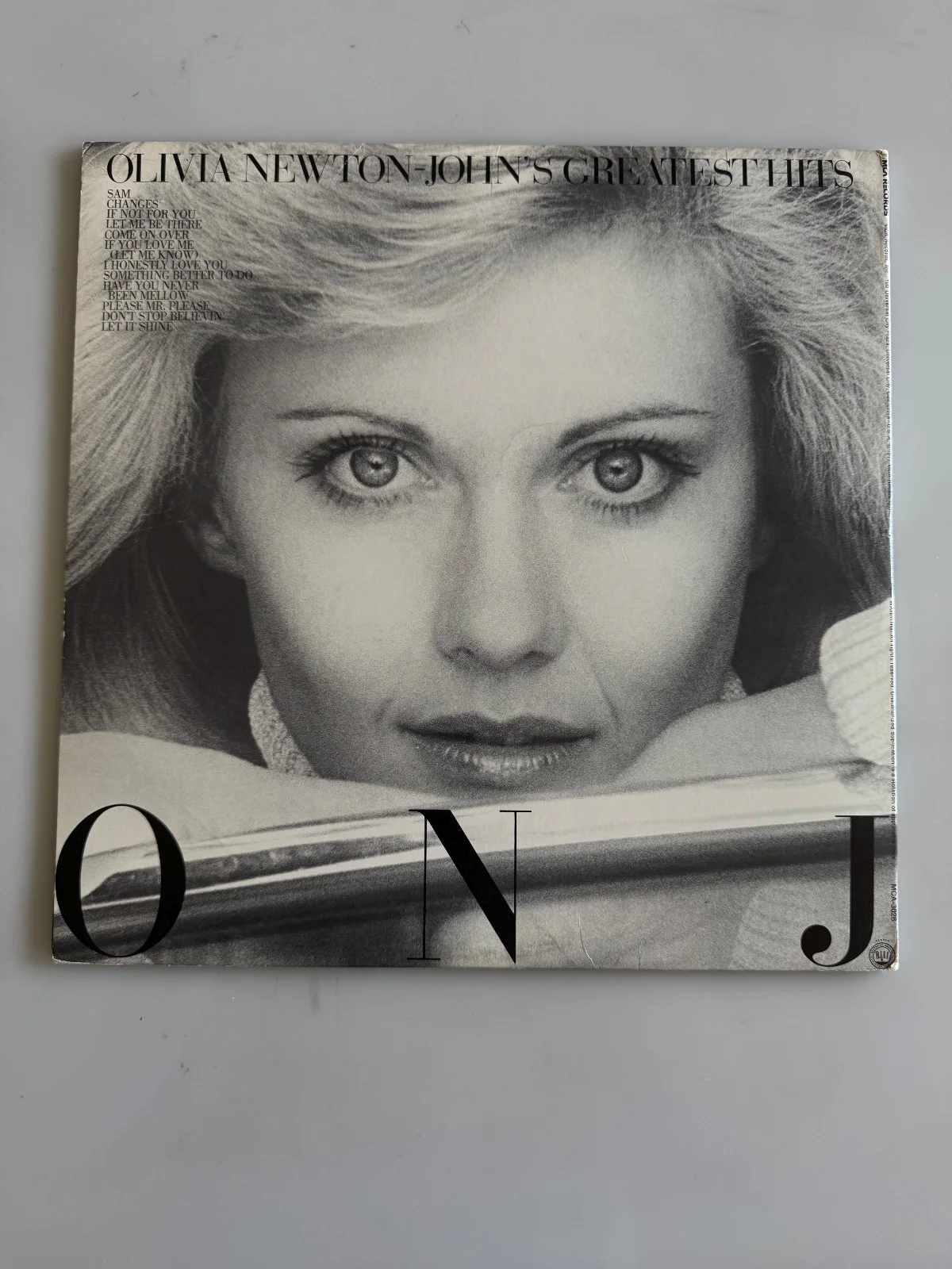 Olivia Newton John Signed Vinyl LP Greatest Hits, image 3