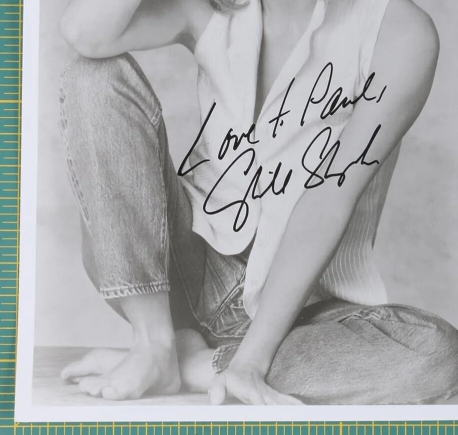 Cybill Shepherd — Cybill Shepherd ACTRESS SIGNED INSCRIBED PHOTO 8x10 SEATED WITH CASUAL JEANS, изображение 2