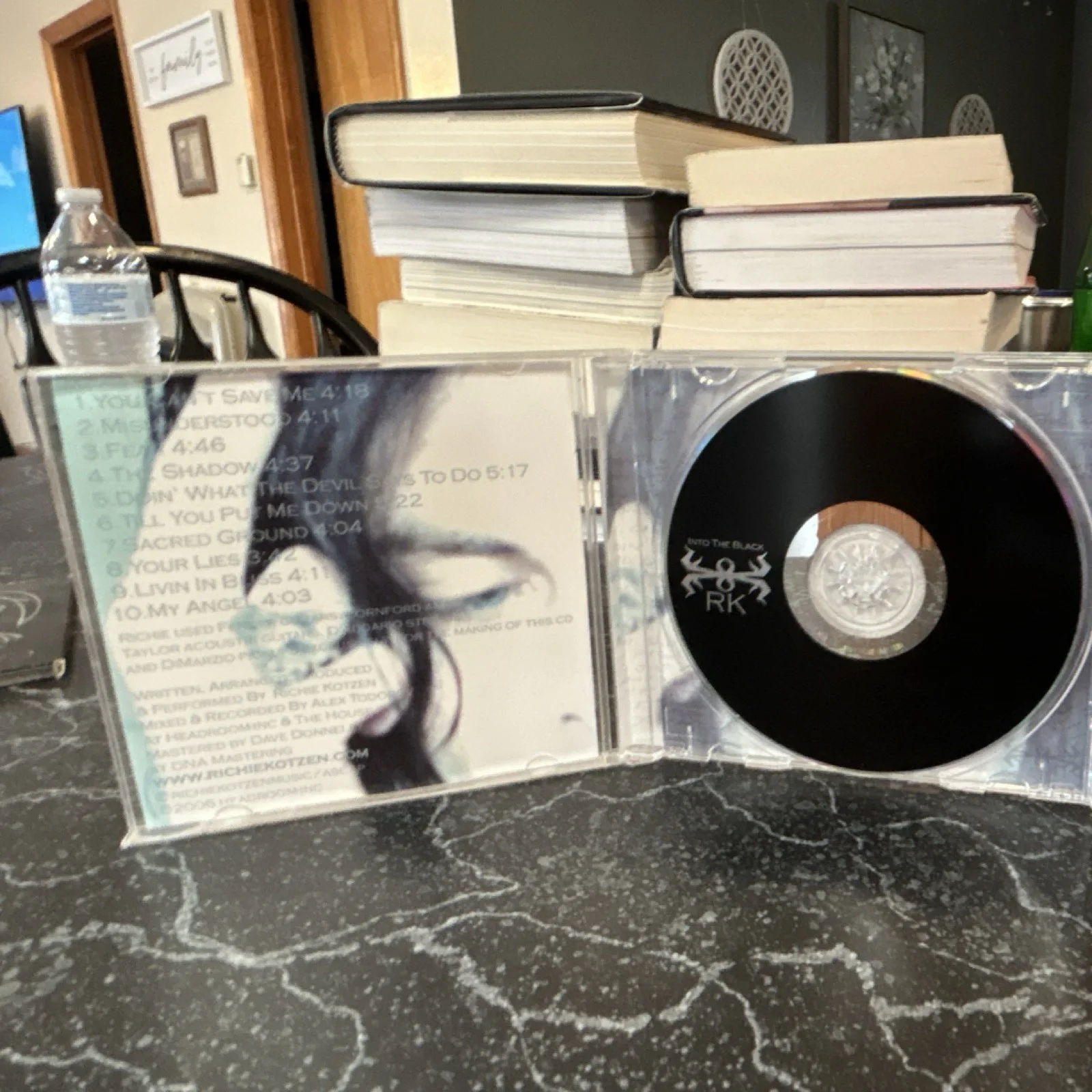 Richie Kotzen Into The Black Autographed CD & Booklet - SIGNED BY RICHIE KOTZEN, изображение 2