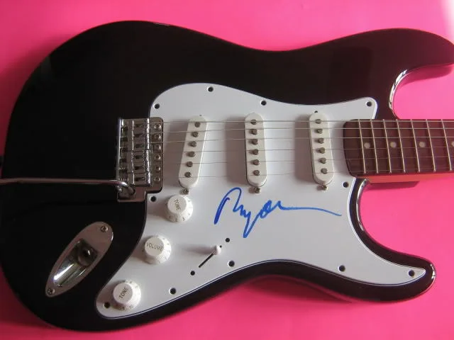 RAY DAVIES THE KINKS AUTOGRAPHED SIGNED GUITAR *EXACT PROOF*, image 2